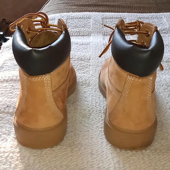 Timberland kids boot, size 13.5, pre loved cond. Waterproof, Unisex - Picture 3 of 9